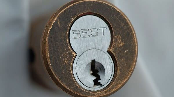 Замена личинки замка входной двери в Перми